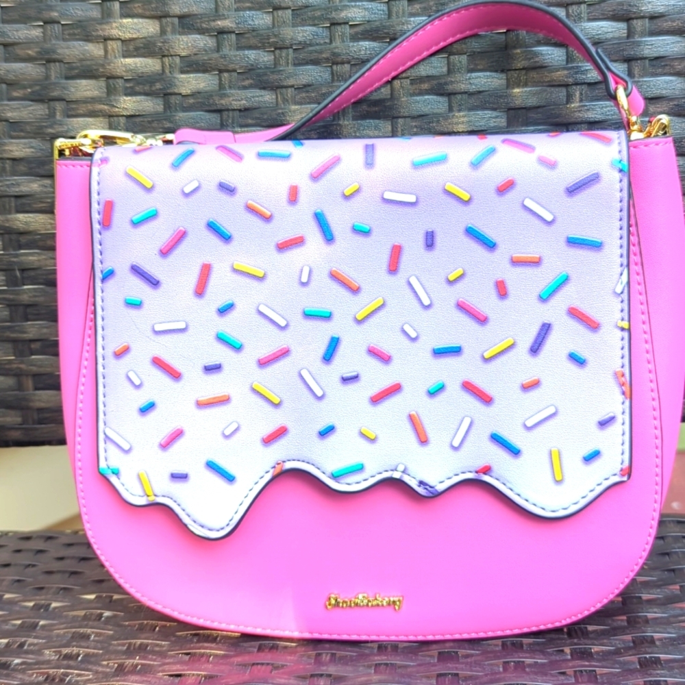 NWT show bakery cupcake versatile purse
